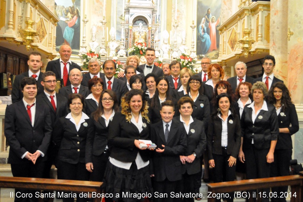 Il Coro Santa Maria del Bosco consegna un regalo ad Antonio in ricordo di questo giorno.