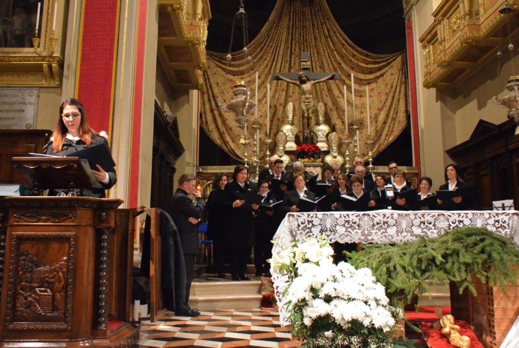 Il Coro santa Maria del Bosco durante "Voci in canto" a Bracca il 27.12.2018